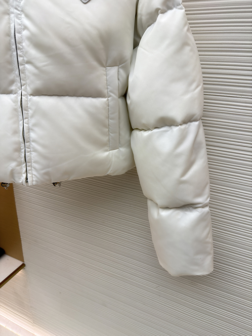 プラダ 新作レディースハイウエストスタンドカラーダウンジャケット