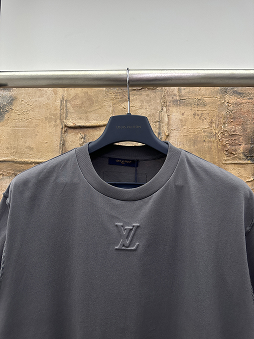 ルイヴィトンコピー 新作エンボスロゴ半袖Tシャツ