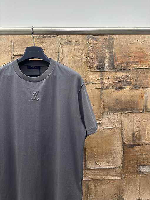 ルイヴィトンコピー 新作エンボスロゴ半袖Tシャツ
