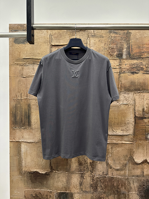 ルイヴィトンコピー 新作エンボスロゴ半袖Tシャツ