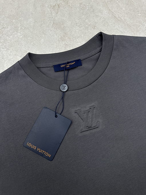 ルイヴィトンコピー 新作エンボスロゴ半袖Tシャツ