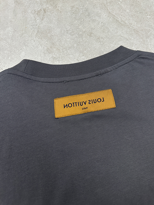 ルイヴィトンコピー 新作エンボスロゴ半袖Tシャツ