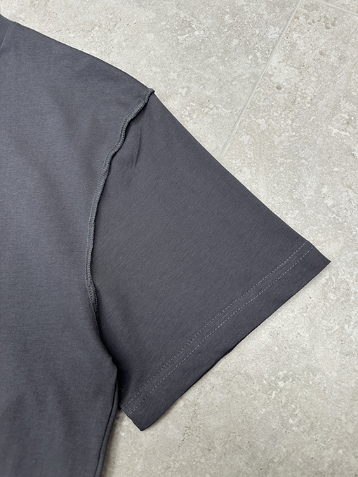 ルイヴィトンコピー 新作エンボスロゴ半袖Tシャツ