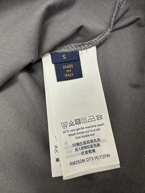 ルイヴィトンコピー 新作エンボスロゴ半袖Tシャツ