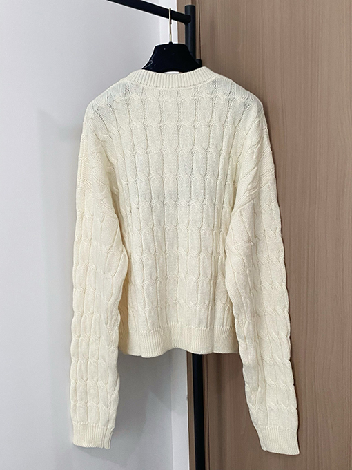 シャネル 胸にクラシックなCHANELのロゴ柄がったセーター