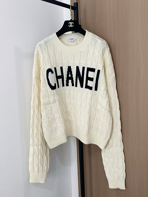 シャネル 胸にクラシックなCHANELのロゴ柄がったセーター