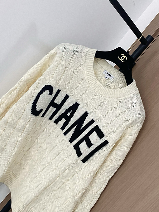 シャネル 胸にクラシックなCHANELのロゴ柄がったセーター