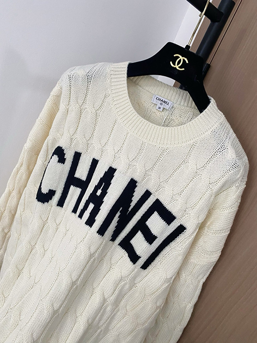 シャネル 胸にクラシックなCHANELのロゴ柄がったセーター