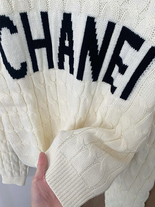 シャネル 胸にクラシックなCHANELのロゴ柄がったセーター