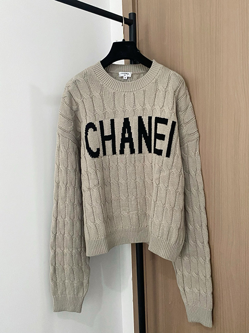 シャネル 胸にクラシックなCHANELのロゴ柄がったセーター