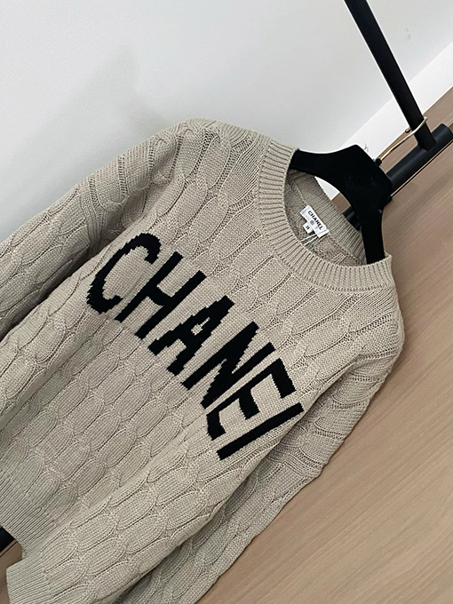 シャネル 胸にクラシックなCHANELのロゴ柄がったセーター