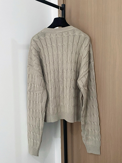 シャネル 胸にクラシックなCHANELのロゴ柄がったセーター