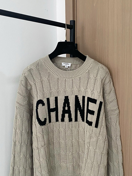 シャネル 胸にクラシックなCHANELのロゴ柄がったセーター