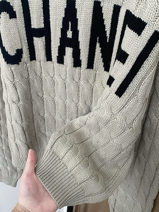 シャネル 胸にクラシックなCHANELのロゴ柄がったセーター