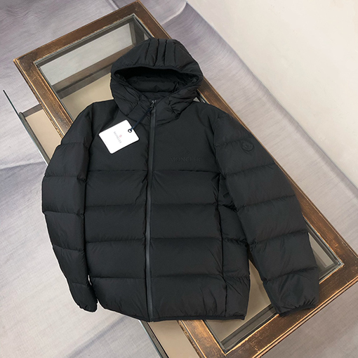 モンクレール 秋冬けの最新フード付きダウンジャケット