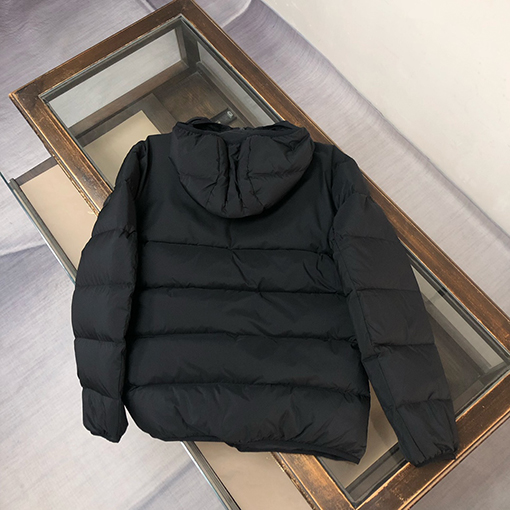 モンクレール 秋冬けの最新フード付きダウンジャケット
