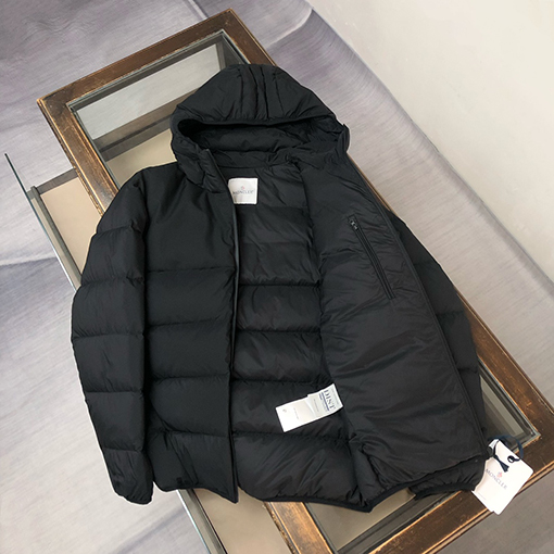 モンクレール 秋冬けの最新フード付きダウンジャケット