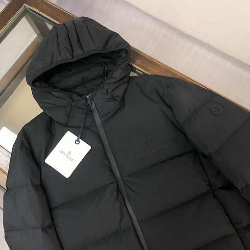 モンクレール 秋冬けの最新フード付きダウンジャケット