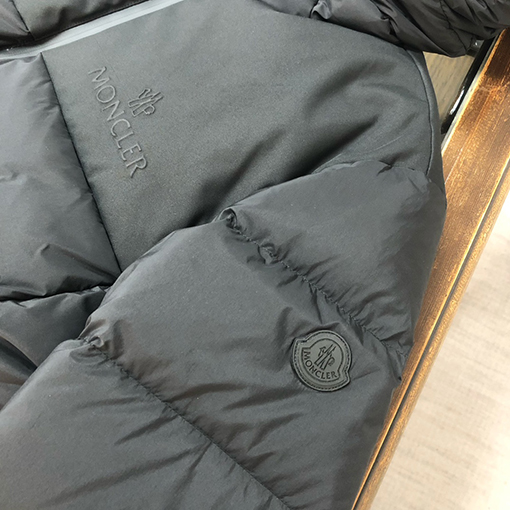 モンクレール 秋冬けの最新フード付きダウンジャケット