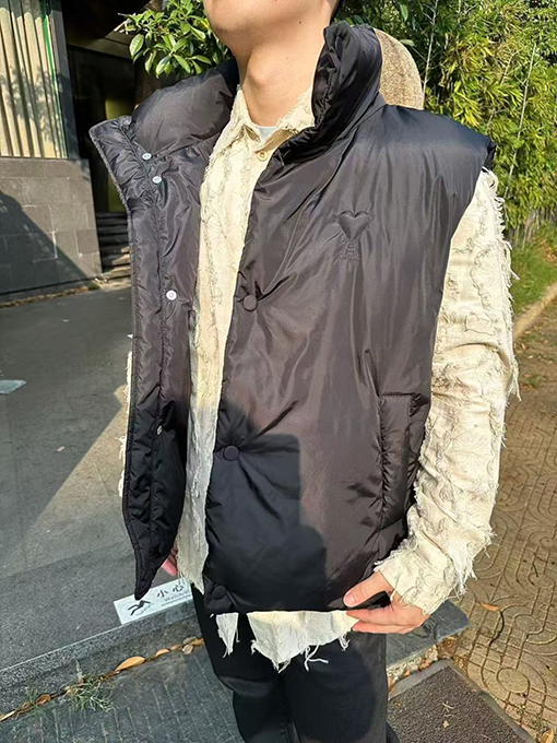 アミ 新作ハートパディング刺繍ダウンベスト