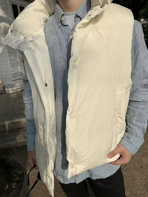 アミ 新作ハートパディング刺繍ダウンベスト