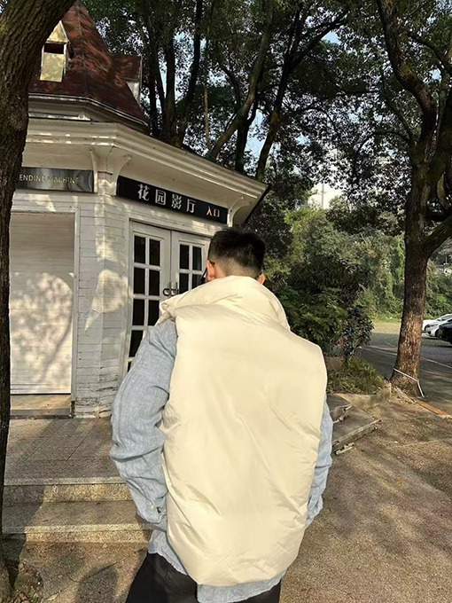 アミ 新作ハートパディング刺繍ダウンベスト