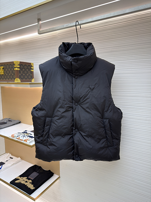 アミ 新作ハートパディング刺繍ダウンベスト