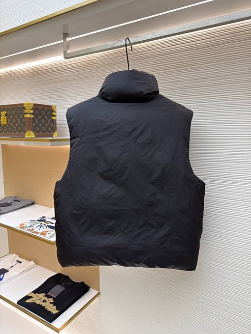 アミ 新作ハートパディング刺繍ダウンベスト