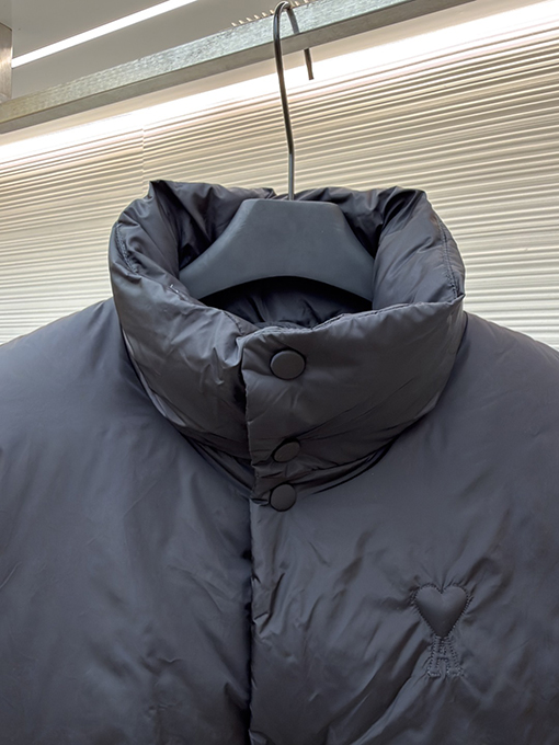 アミ 新作ハートパディング刺繍ダウンベスト