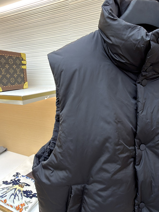 アミ 新作ハートパディング刺繍ダウンベスト