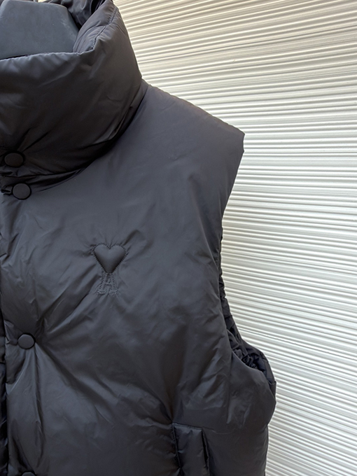 アミ 新作ハートパディング刺繍ダウンベスト