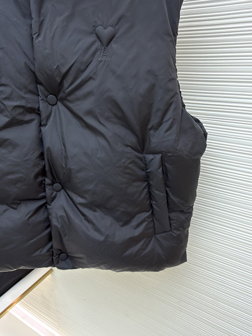 アミ 新作ハートパディング刺繍ダウンベスト