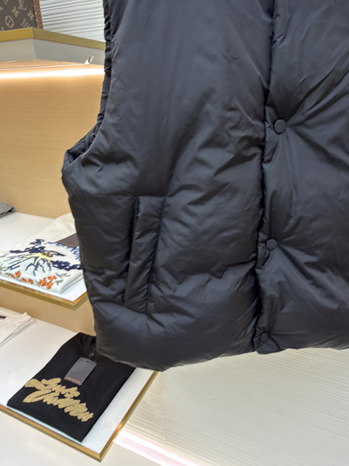 アミ 新作ハートパディング刺繍ダウンベスト