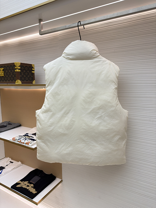 アミ 新作ハートパディング刺繍ダウンベスト