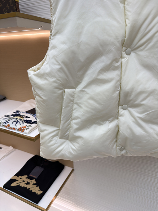 アミ 新作ハートパディング刺繍ダウンベスト