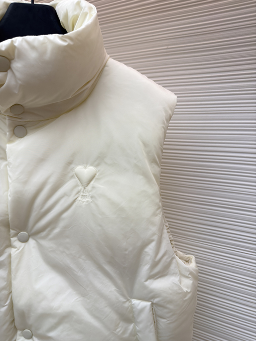 アミ 新作ハートパディング刺繍ダウンベスト