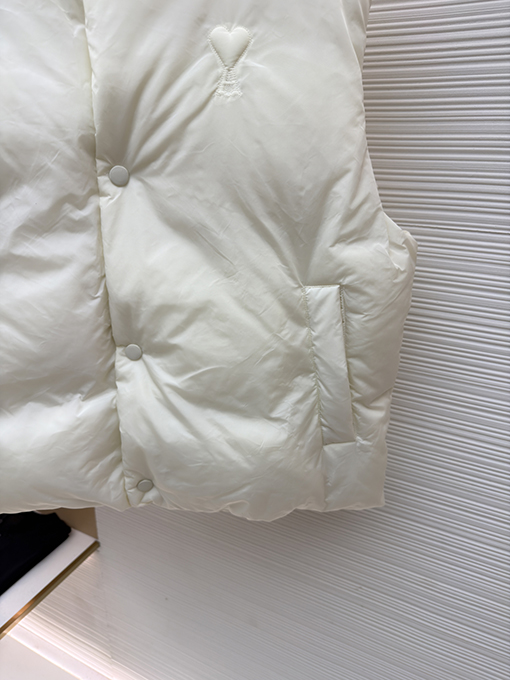 アミ 新作ハートパディング刺繍ダウンベスト