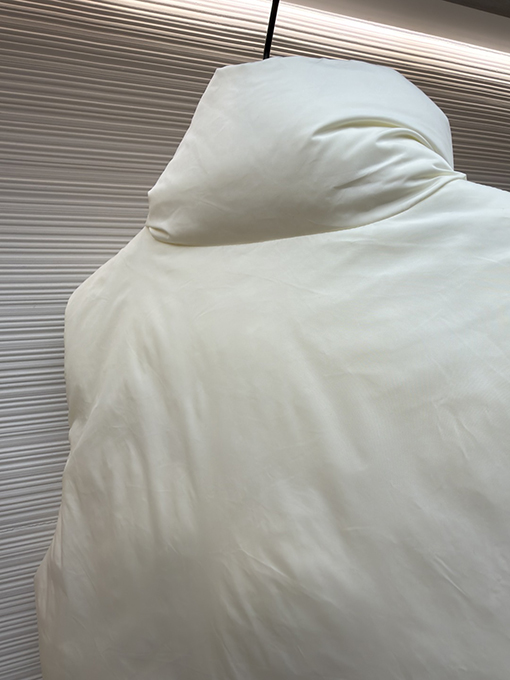 アミ 新作ハートパディング刺繍ダウンベスト