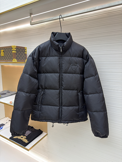 プラダスーパーコピー ナイロントライアングルラベルダウンジャケット
