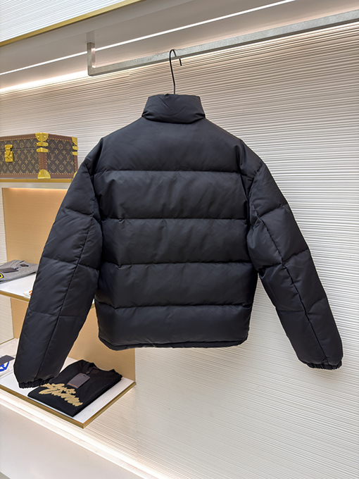 プラダスーパーコピー ナイロントライアングルラベルダウンジャケット