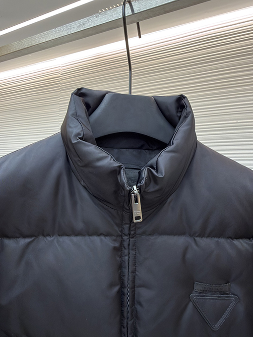 プラダスーパーコピー ナイロントライアングルラベルダウンジャケット