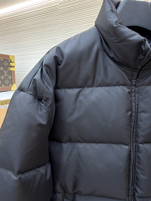 プラダスーパーコピー ナイロントライアングルラベルダウンジャケット