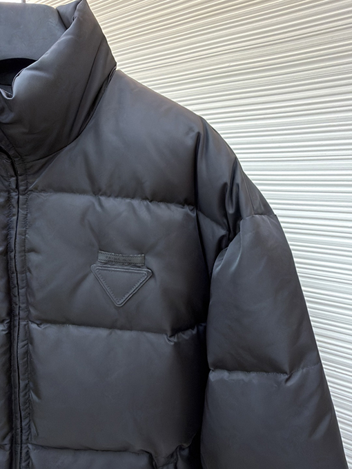 プラダスーパーコピー ナイロントライアングルラベルダウンジャケット