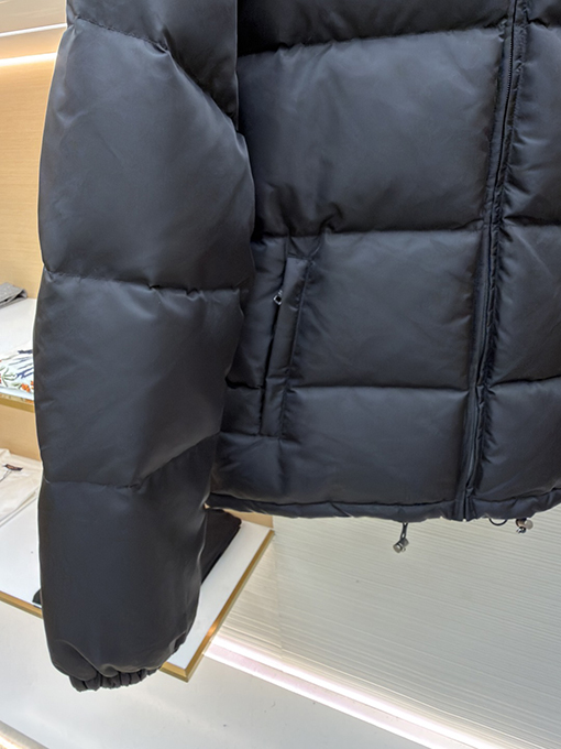 プラダスーパーコピー ナイロントライアングルラベルダウンジャケット