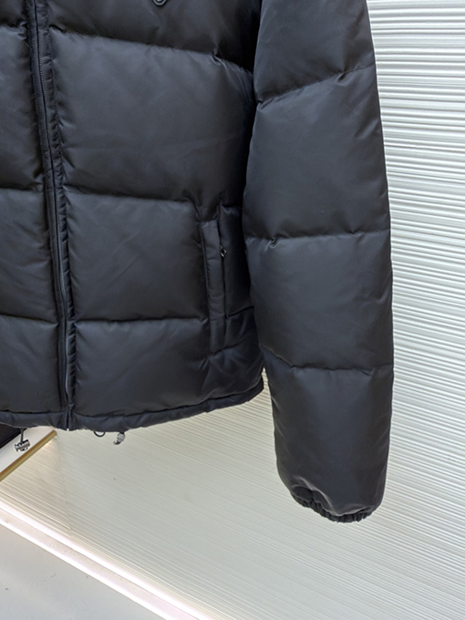 プラダスーパーコピー ナイロントライアングルラベルダウンジャケット