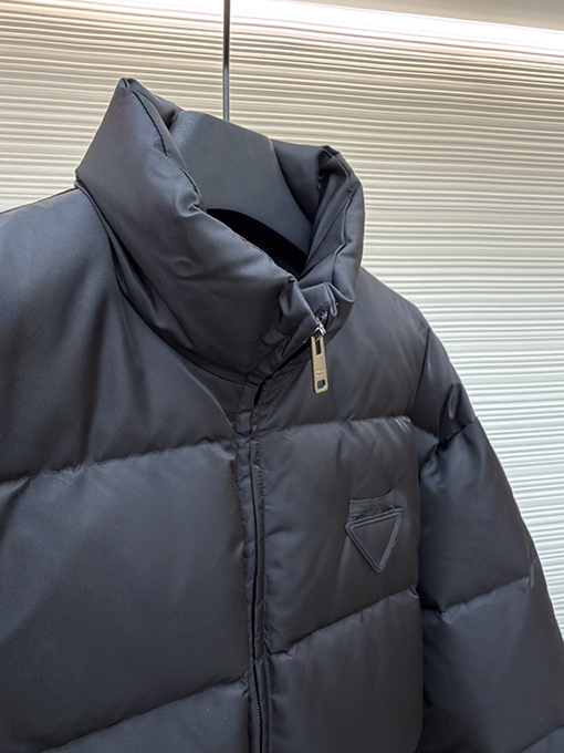 プラダスーパーコピー ナイロントライアングルラベルダウンジャケット