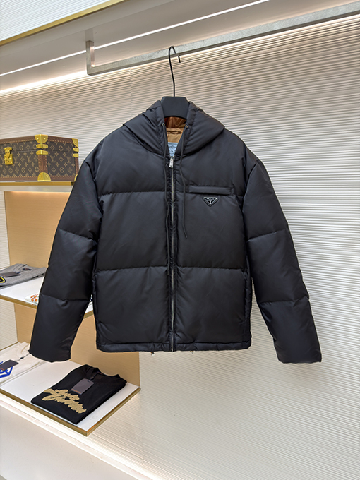 プラダ 新しいトライアングルロゴダウンジャケット