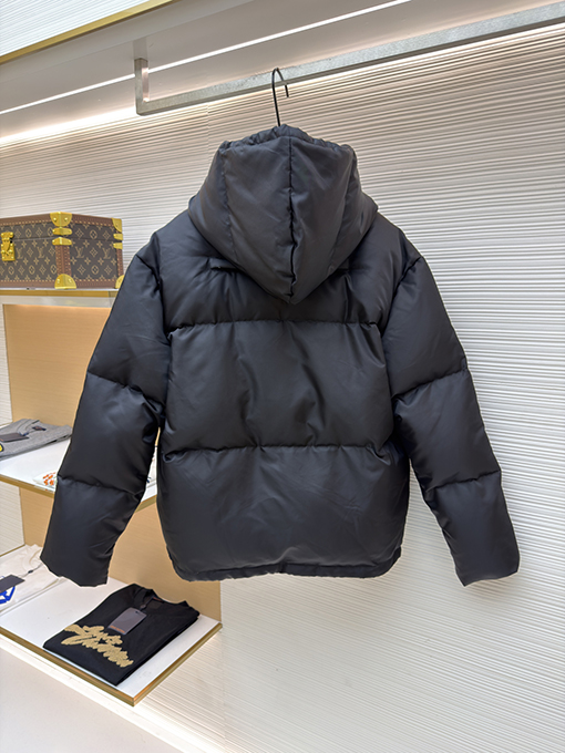 プラダ 新しいトライアングルロゴダウンジャケット