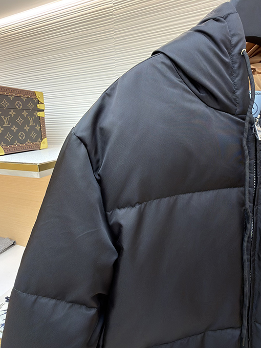 プラダ 新しいトライアングルロゴダウンジャケット