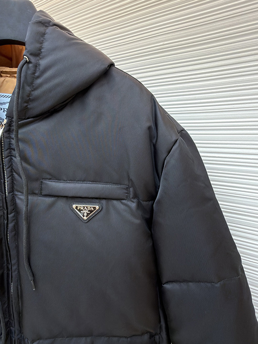 プラダ 新しいトライアングルロゴダウンジャケット